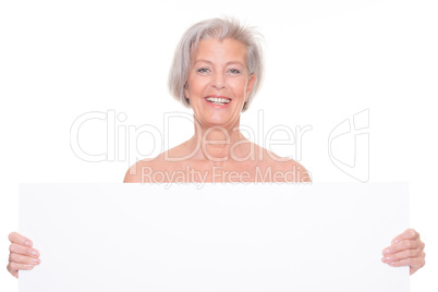 Seniorin mit Werbetafel