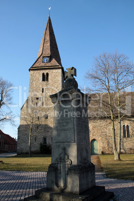 Kirche in Fuhlen mit Denkmal