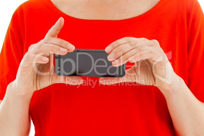 Die junge Frau tippt eine SMS in ihr Handy