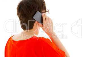 Die junge Frau telefoniert mit ihrem Handy