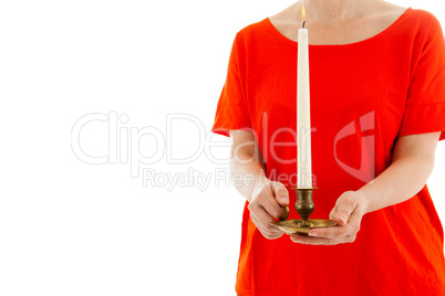 Die junge Frau hält eine Kerze in den Händen