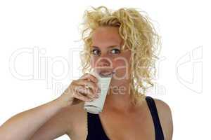 Junge Frau mt einem Glas Milch