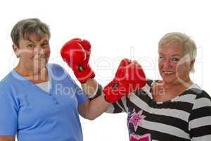 Seniorinnen mit Boxhandschuhe
