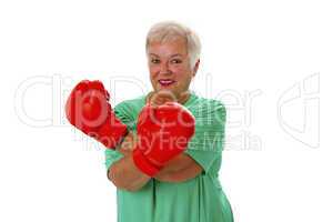 Seniorin mit roten Boxhandschuhen