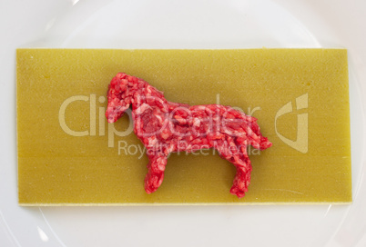 Pferdefleisch auf Lasagneplatte