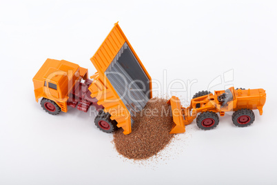 Ein LKW hat eine Fuhre Sand abgeliefert