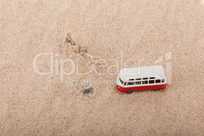 Der kleine Bus steht auf einem Strand