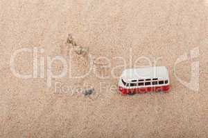 Der kleine Bus steht auf einem Strand