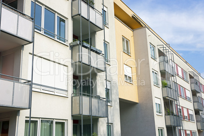 Fassade eines modernen Mehrfamilienhauses in Frankfurt am Main,
