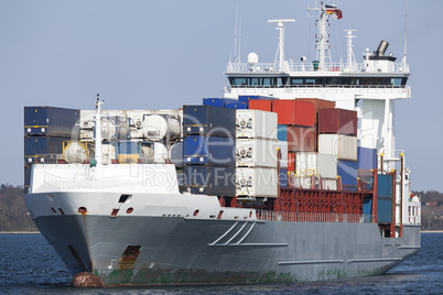 Containerschiff vor dem Nord-Ostsee-Kanal in Kiel, Deutschland