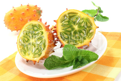 Kiwano auf einem Teller