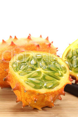 Kiwano auf einem Brett