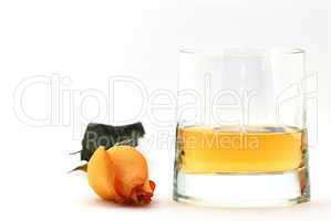 whiskey mit einer rose auf weiss