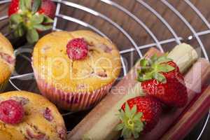 Frische Früchte und Muffins