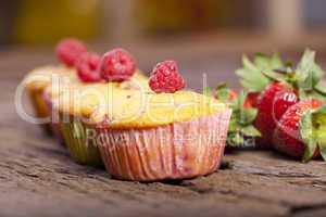 Vier Erdbeer-Rhabarber-Himbeer-Muffins