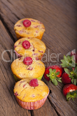 Vier Erdbeer-Rhabarber-Himbeer-Muffins