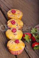 Vier Erdbeer-Rhabarber-Himbeer-Muffins