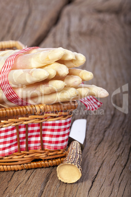 Frischer weisser Spargel