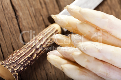 Spargelspitzen und Messer