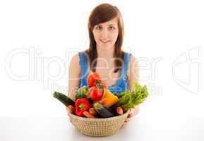 Die junge Frau mit einem Korb voller Gemüse