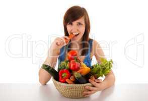 Die junge Frau mit einem Korb voller Gemüse