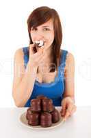 Die junge Frau mit einem Teller voller Schaumküsse