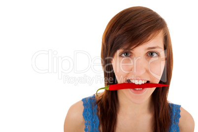 Die junge Frau beißt in eine Paprikaschote