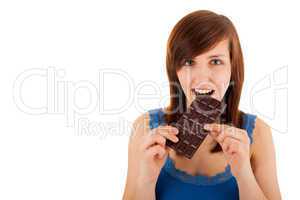 Die junge Frau isst eine Tafel Schokolade