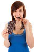 Die junge Frau isst eine Tafel Schokolade