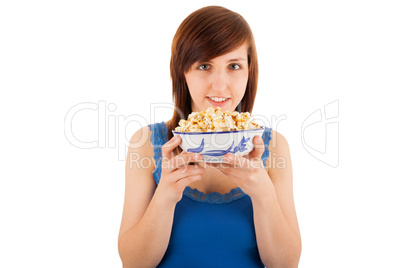 Die junge Frau mit einer Schüssel voller Popkorn