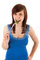 Die junge Frau hat ein Stück Brokkoli auf der Gabel