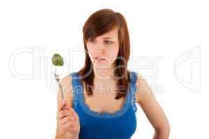 Die junge Frau hat ein Stück Brokkoli auf der Gabel