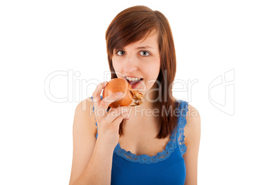 Die junge Frau beißt in eine Zwiebel