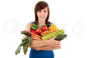 Die junge Frau mit einem Arm voller Gemüse