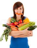 Die junge Frau mit einem Arm voller Gemüse