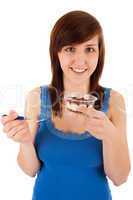 Die junge Frau isst eine Süßspeise aus einem Plastikbecher