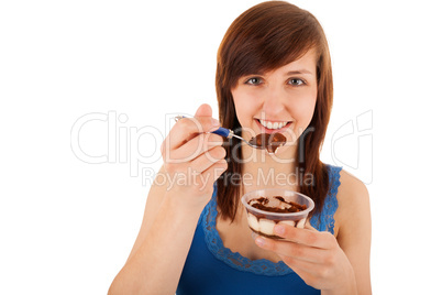 Die junge Frau isst eine Süßspeise aus einem Plastikbecher