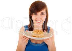 Die junge Frau isst einen Cheeseburger