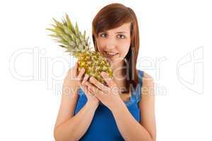 Die junge Frau mit einer großen Ananas