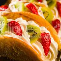 Sponge cake filled with strawberry and kiwi