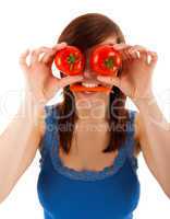 Die junge Frau hält sich zwei Tomaten vor die Augen