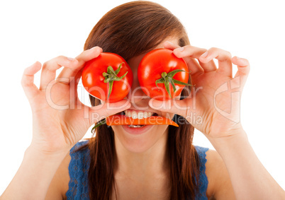 Die junge Frau hält sich zwei Tomaten vor die Augen