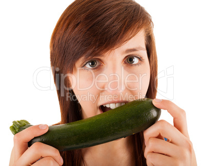 Die junge Frau hat eine  Zucchini in den Händen