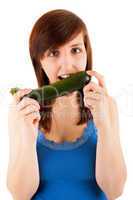 Die junge Frau hat eine  Zucchini in den Händen