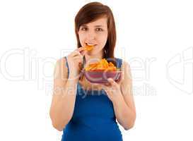 Die junge Frau isst gerne Kartoffelchips