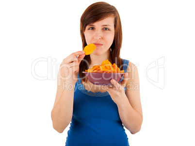 Die junge Frau isst gerne Kartoffelchips