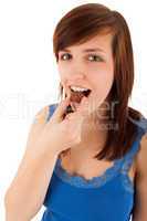 Die junge Frau isst mit Genuss eine Praline