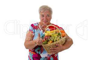 Seniorin mit frischem Obst