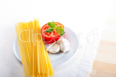 Italian spaghetti pasta tomato ingredients