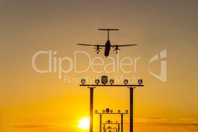 Flugzeug landet im Sonnenuntergang - Airplane landing during sun